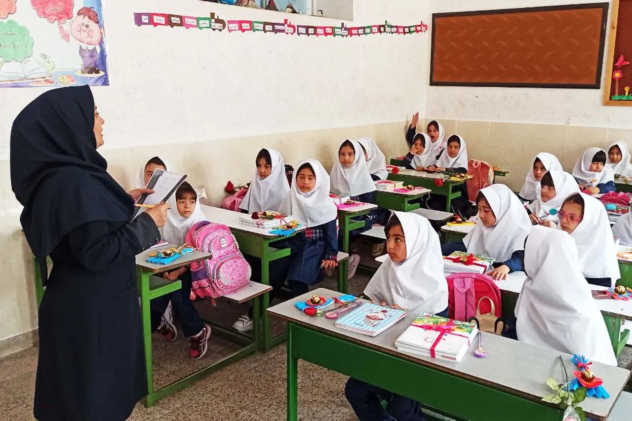 با کاهش جمعیت دانش‌آموزی، جذب معلم متوقف می‌شود؟